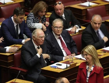 Η πλήρης γελοιότητα στη Βουλή: Ετρεχαν απο την Ενωση Κεντρώων να αλλάξουν την ψήφο τους - Το παρόν έγινε όχι...